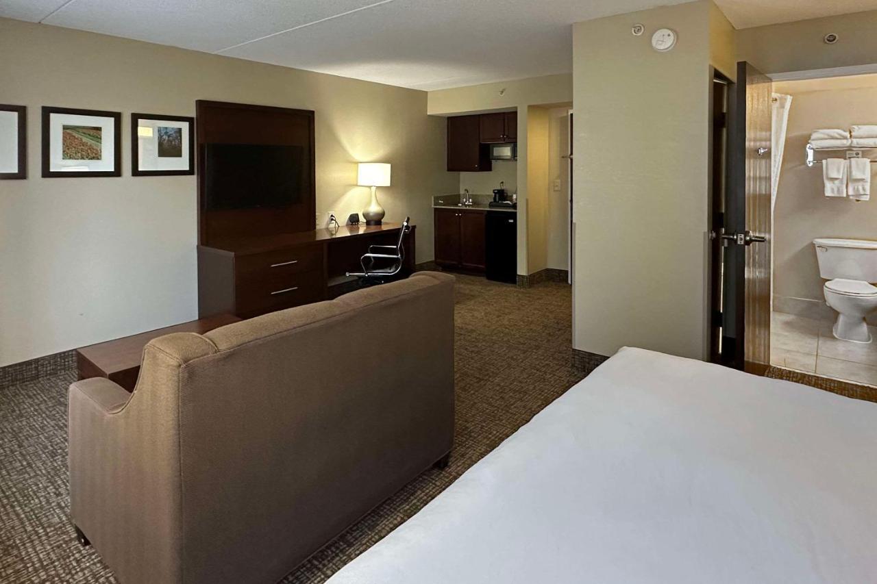 Comfort Suites Airport Шарлотт Экстерьер фото