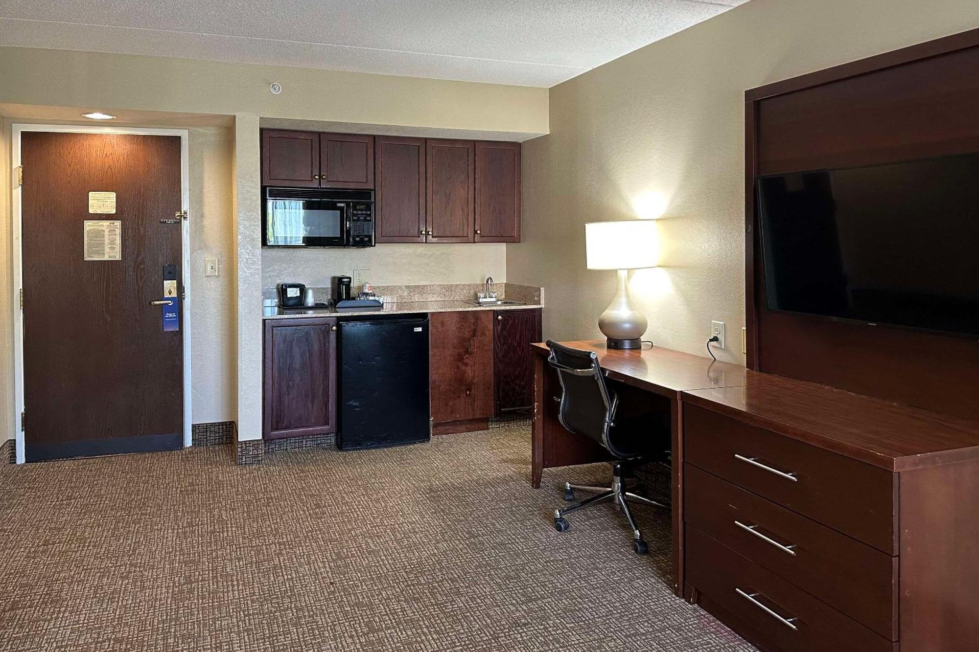 Comfort Suites Airport Шарлотт Экстерьер фото