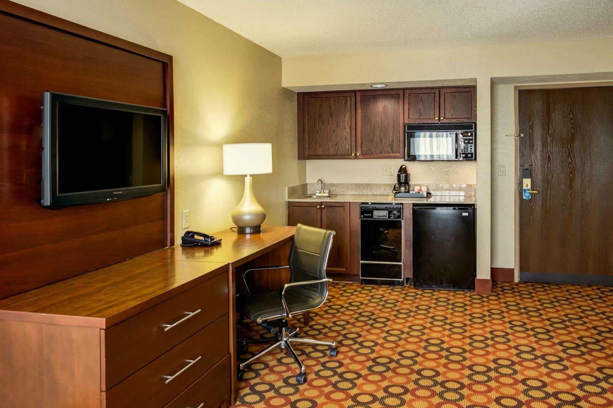 Comfort Suites Airport Шарлотт Экстерьер фото